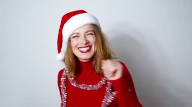 Noel Baba şapkalı kadın yakından dans ediyor.