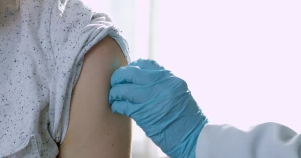 Mujer Vacunada Cerca — Vídeos de Stock