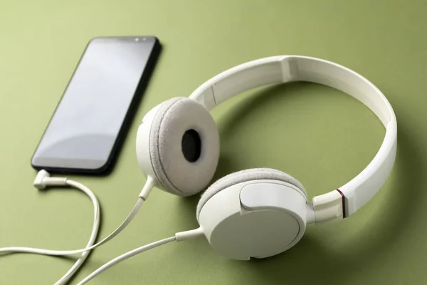 Smartphone Avec Casque Sur Fond Vert Écouter Des Livres Audio — Photo