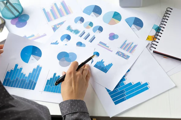 Statistische Rapporten Analyse Veel Zakelijke Financiële Groei Grafieken Bureaublad — Stockfoto