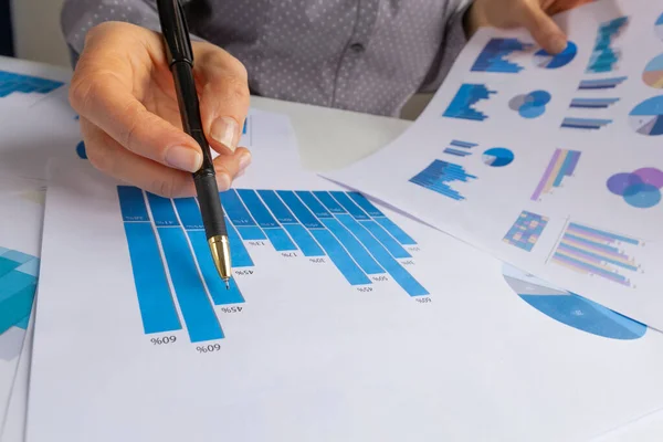 Statistikrapporter Analys Många Företag Finansiell Tillväxt Diagram Skrivbordet — Stockfoto