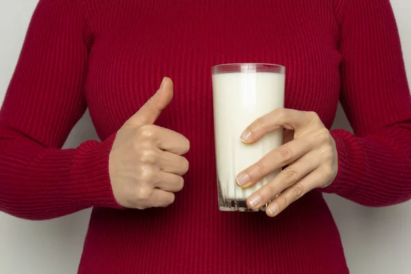 Mujer Suéter Rojo Como Beber Leche — Foto de Stock