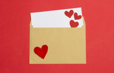 Zarfta süslü bir kalp olan aşk mektubu..