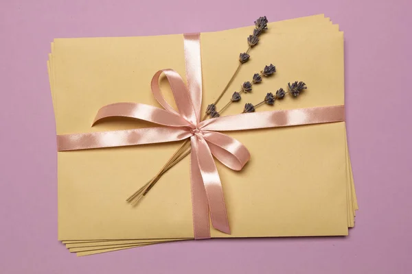 Pilha Envelopes Amor Com Fita Decorada Flores — Fotografia de Stock