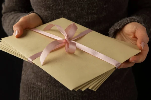 Uma Pilha Envelopes Amor Nas Mãos Uma Menina — Fotografia de Stock