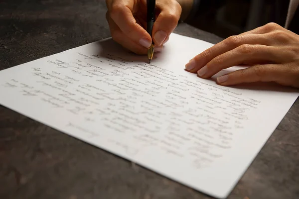 这个女孩写了一封信 用笔和纸把双手放在桌上 — 图库照片
