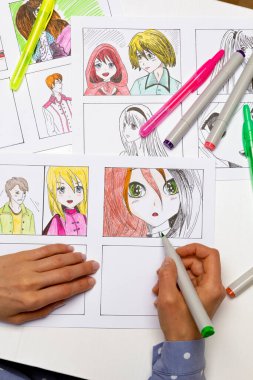 Bir sanatçı bir anime çizgi romanının çizim tahtasını çizer. Manga tarzı.