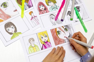 Bir sanatçı bir anime çizgi romanının çizim tahtasını çizer. Manga tarzı.