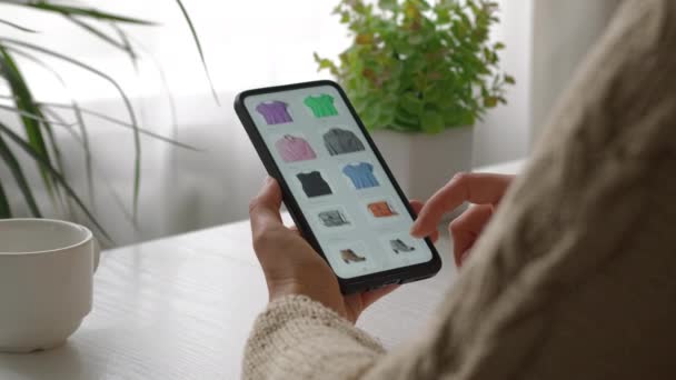 Vrouw Met Smartphone Online Winkelen Voor Goederen Commerce Met Mobiele — Stockvideo