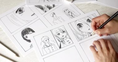 Bir sanatçı bir anime çizgi romanının çizim tahtasını çizer. Manga tarzı.
