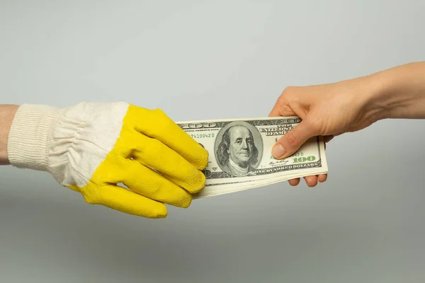 Концепция Рабочего Руки Перчатке Клиента Деньгами Оплата Ремонтных Работ — стоковое фото