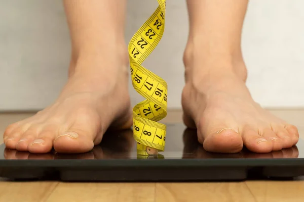 Füße Auf Bodenwaagen Mit Maßband Übergewichtskonzept — Stockfoto