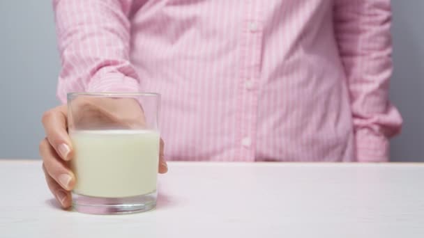 Lactose Intolerantie Concept Buikpijn Het Drinken Van Melk — Stockvideo