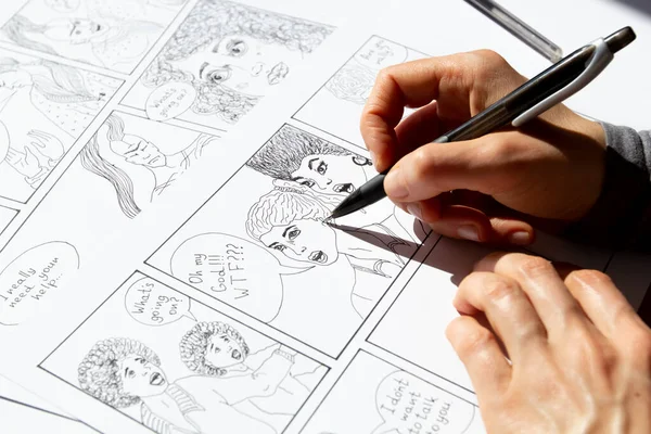 作家が絵コンテ 手描きのアート 漫画のストーリースケッチを描く — ストック写真