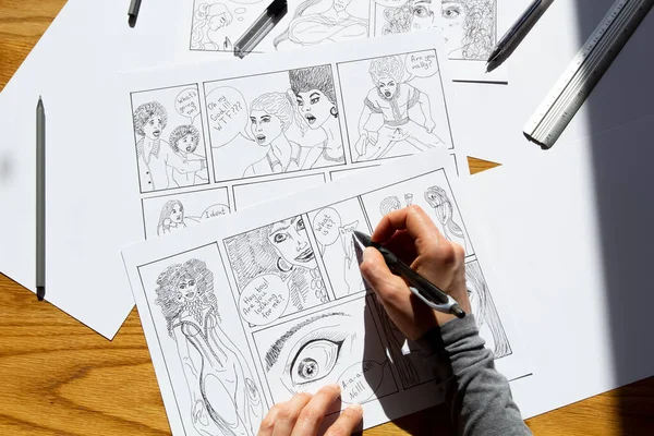 作家が絵コンテ 手描きのアート 漫画のストーリースケッチを描く — ストック写真