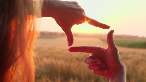 女性は日没の背景に手でフレームを作ります 事業計画と戦略の考え方 — ストック動画