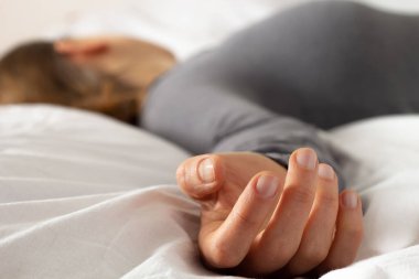 Yatakta yatan ölü bir kadının eli. Ceset..