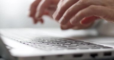 Kadın elleri dizüstü bilgisayarda yazı yazıyor, yakın plan..
