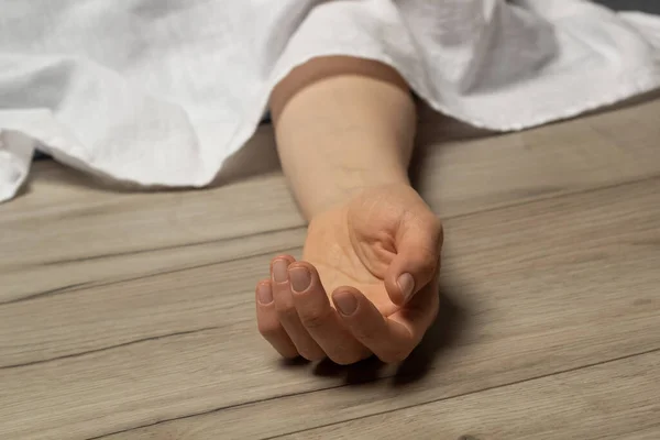 Ręka Zmarłej Kobiety Pokryta Prześcieradłem — Zdjęcie stockowe