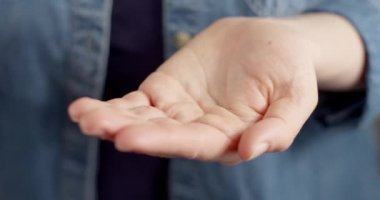 Konteynırdan elinize iki ilaç dökülüyor. Vitaminler yakın plan..