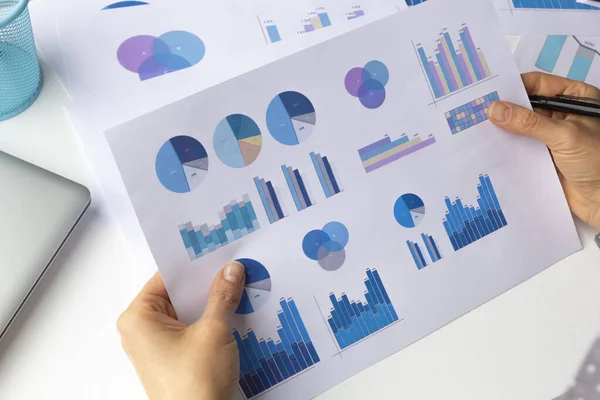 Finansiella Rapporter Diagram Och Statistik Händerna Analytiker Manager — Stockfoto