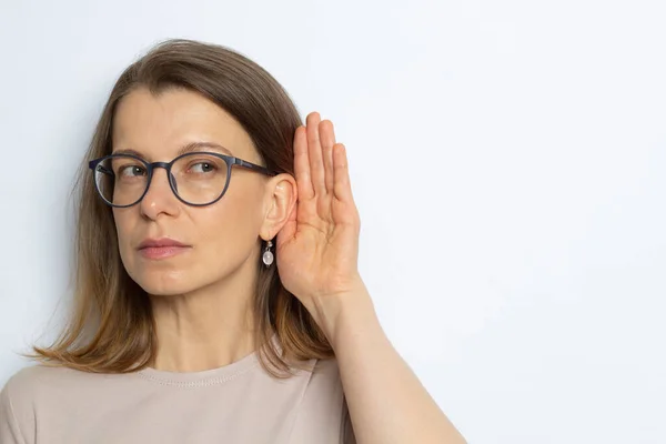Woman Hard Hearing Holding Her Hand Her Ear — Stock fotografie