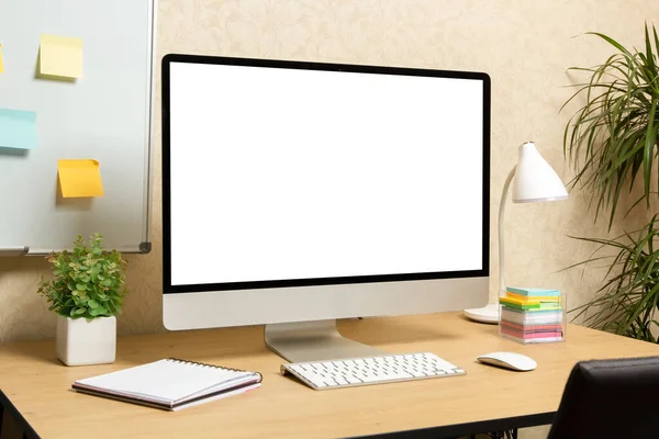 Современный Компьютер Белым Экраном Столе — стоковое фото