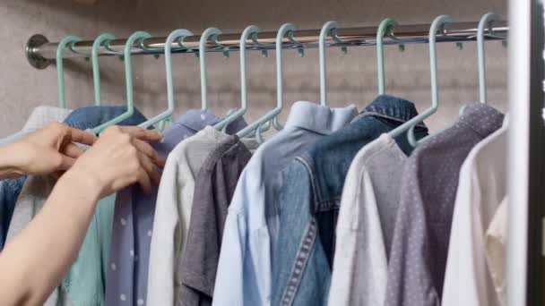 Žena Vybírá Oblečení Ramínku Módním Obchodě Nakupování — Stock video