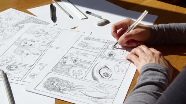 Konstnären Tecknar Teckningar Seriefigurer Papper Illustratören Skapar Storyboard — Stockvideo