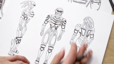 Çizer robot bilgisayar oyunu karakterlerinin çizimlerini çizer. Sanatçı cyborgların tasarımını yapıyor..