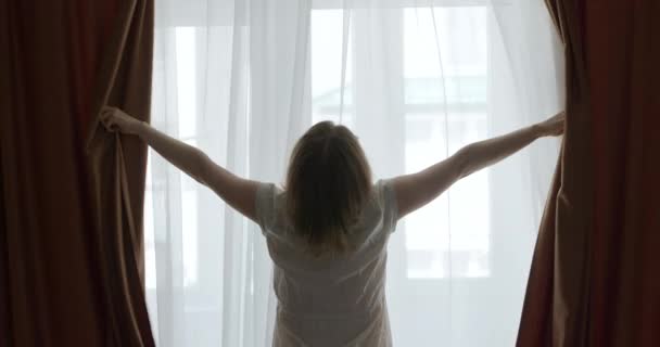 Una Mujer Por Mañana Abre Las Cortinas Habitación Que Extiende — Vídeo de stock