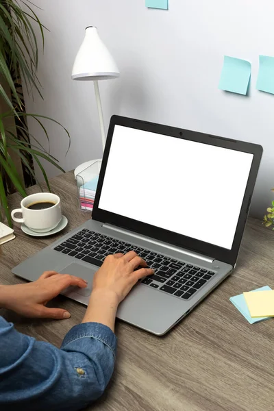 Eine Frau Arbeitet Einem Laptop Mit Einem Weißen Leeren Bildschirm — Stockfoto