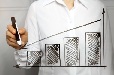 Kriz kavramı, finansal risk. İş kadınının eli düşen bir çizelge oku çiziyor.