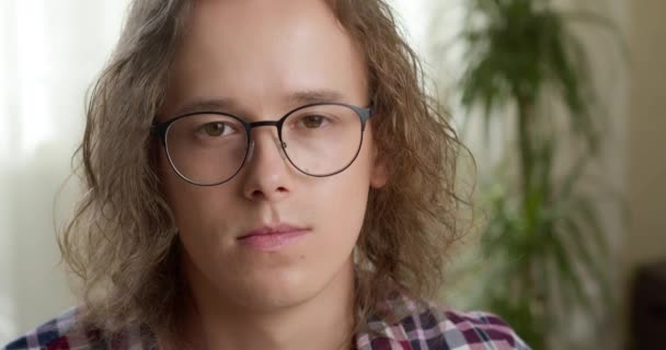 Egy Szemüveges Fiatalember Portréja Közelkép Egy Helyes Diákról Egy Tinédzser — Stock videók