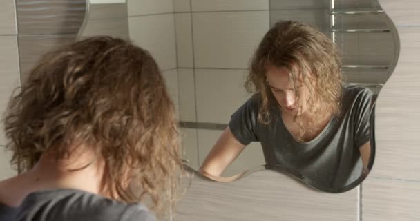 悲しくて落ち込んでいる若い男が鏡を見ている 心理的問題と精神的健康の概念 — ストック動画