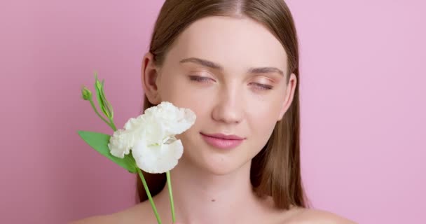 Virág Érintése Egy Gyönyörű Lány Arcát Természetes Smink Tiszta Bőr — Stock videók