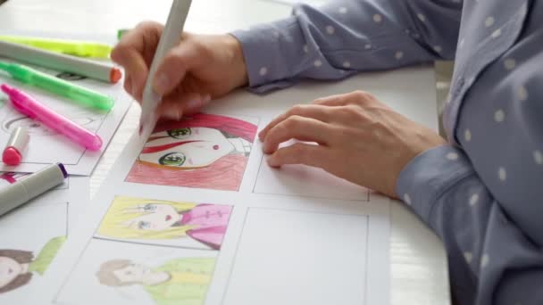 Χέρια Ενός Καλλιτέχνη Που Ζωγραφίζει Χαρακτήρες Anime Χαρτί Εικονογραφημένη Ιστορία — Αρχείο Βίντεο