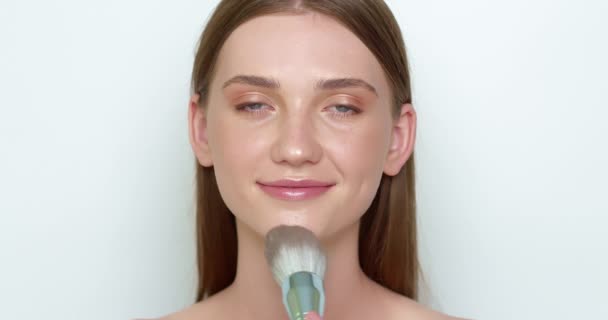 Face Woman Doing Her Makeup Powder Brush Concept Cosmetic Skin — Stok video