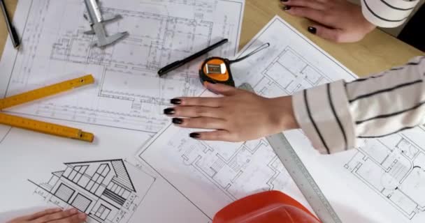 Ruce Architektů Stavebními Projektovými Kresbami Skic Brainstorming Stavebních Inženýrů Nad — Stock video