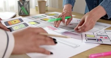 Web tasarımcıları akıllı telefon arayüzü geliştiriyor. Mühendisler cep telefonları için uygulama taslakları hazırlıyorlar. Kullanıcı deneyimi kavramı.