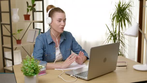 Young Woman Headphones Talking Looking Webcam Laptop Together Colleagues Video — Αρχείο Βίντεο