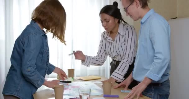 Business People Meeting Discuss Desktop Colleagues Planning Talking Teamwork Brainstorming — Stock videók