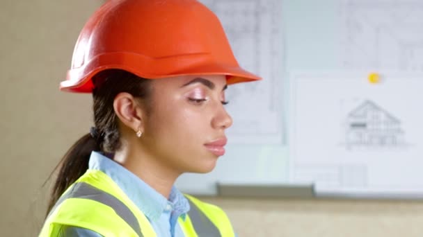 Πορτρέτο Μιας Νεαρής Χτίστριας Μηχανικού Σκληρό Καπέλο Μια Μαύρη Γυναίκα — Αρχείο Βίντεο
