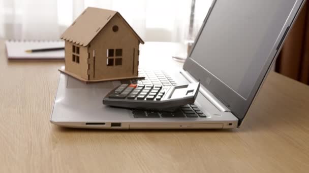 Модель Дома Калькулятор Ноутбуке Концепция Покупки Дома Ипотеки Инвестиций Недвижимость — стоковое видео