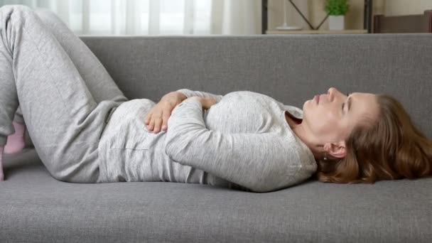 Πόνος Στην Κοιλιά Ξαπλωμένος Στον Καναπέ Εμμηνορροϊκός Κύκλος Τελεία Διάρροια — Αρχείο Βίντεο