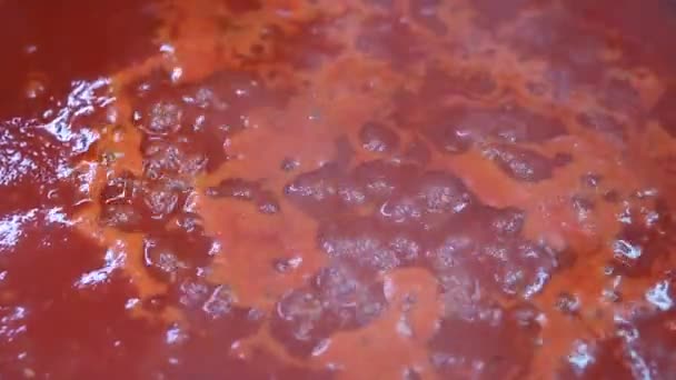 Στιφάδο κόκκινη σάλτσα ντομάτας από κοντά. καυτερή σάλτσα κόκκινης τομάτας. — Αρχείο Βίντεο