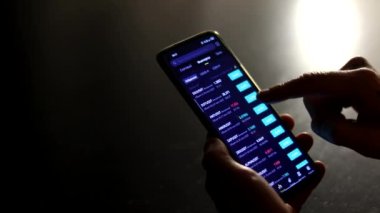 - Rusya. Moskova. 05 Ekim 2021. Kripto borsası veri ukalalığı. Kripto para piyasası. Şifreli para, sanal elektronik. Binance uygulamasından bitcoin alınıyor