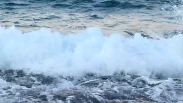 Vågbrytning, vattenexplosion närbild. — Stockvideo