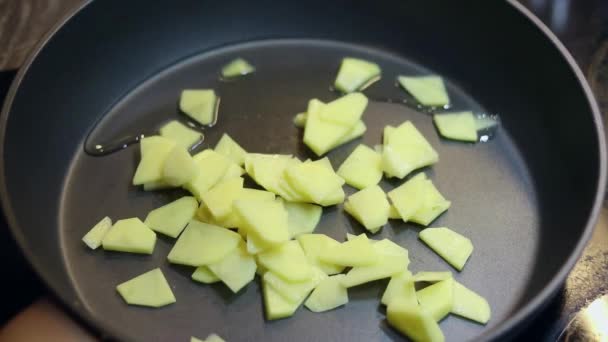 Жареный картофель крупным планом в сковороде дома. Молодой картофель жарят на сковороде. Естественная, здоровая, домашняя пища. — стоковое видео