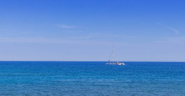 Kıbrıs Protestoları 11 Ekim 2021. Açık havada mavi denizde beyaz bir yat. Spor ve deniz turizmi kavramı.